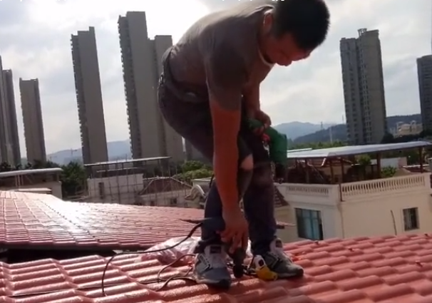 三層白底樹脂瓦安裝視頻！注意細節(jié)先擴孔在打